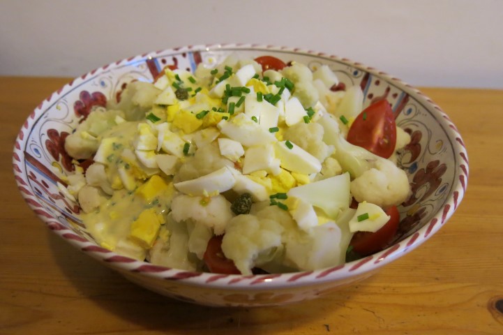 Saisonal total: Blumenkohlsalat mit Tomate und Ei - Schmeckt nach mehr